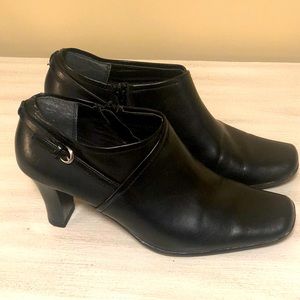 AEROSOLES Ladies High Heeled Size 8 Black Ankle Booties with Zip